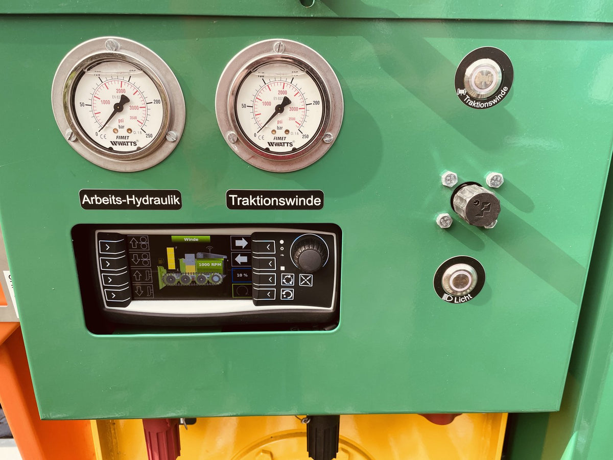 Wicki Forst Raupe – Bedienpanel: Arbeits-Hydraulik und Traktionswinde