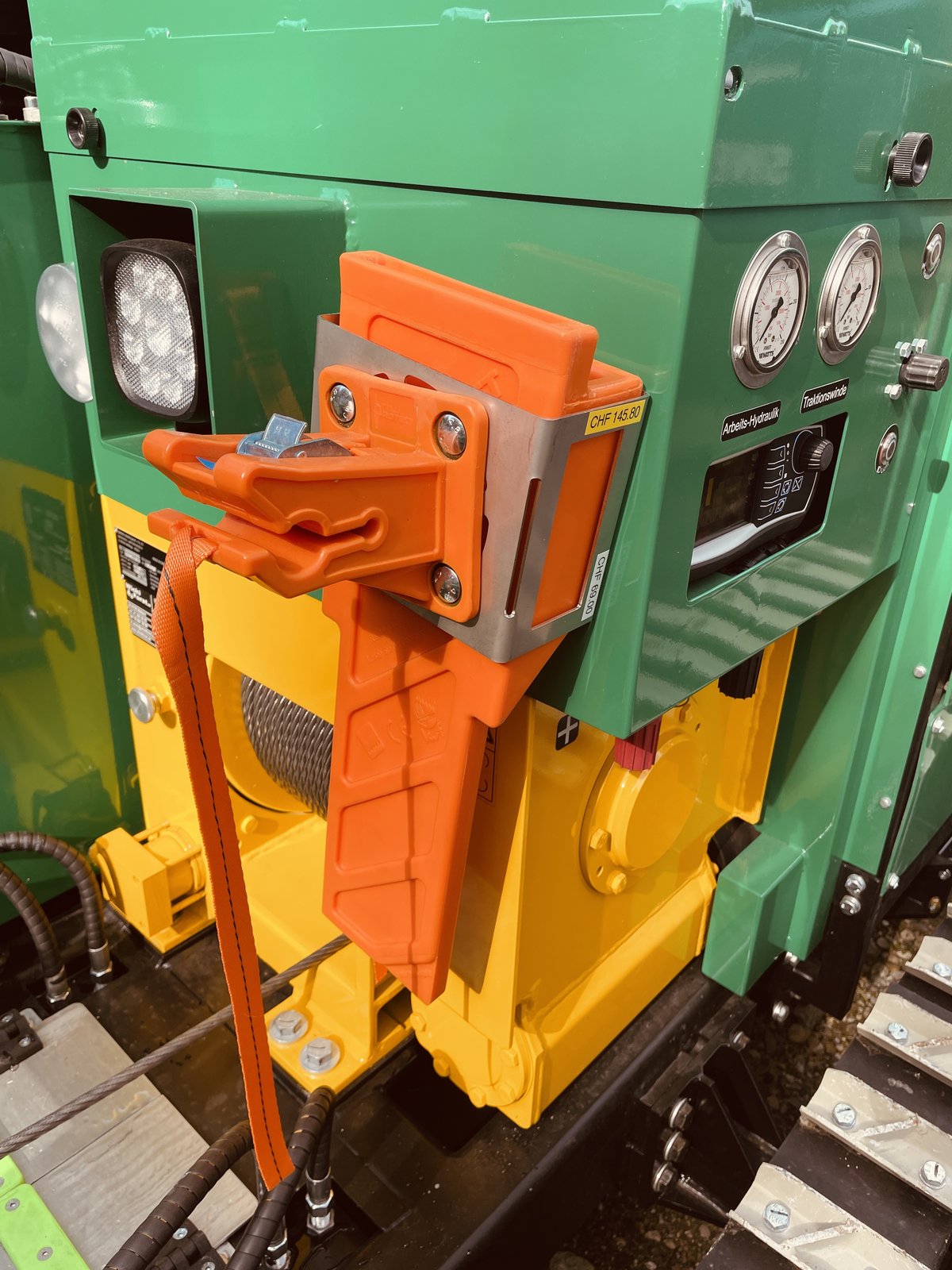 Wicki Forst Raupe – Heck mit Winde und Arbeitsbeleuchtung