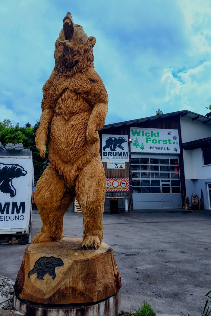 Der geschnitzte BRUMM Bär vor dem Firmensitz der Wicki Forst AG in Malters