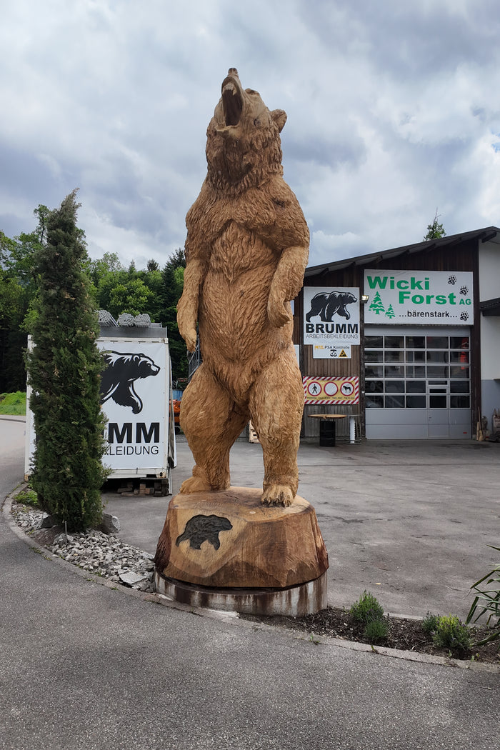 BRUMM Bär vor der Werkhalle der Wicki Forst AG