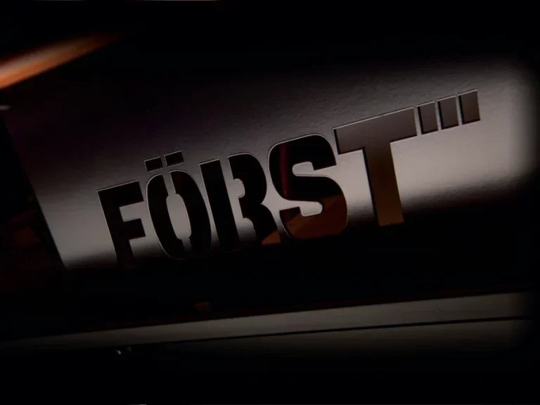 Logo FÖRST sur le capot de la machine