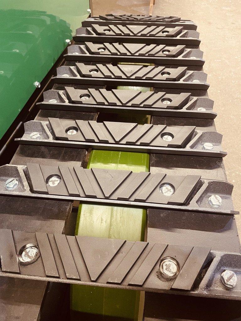 Gummistege der Wicki Forst Raupe im Detail