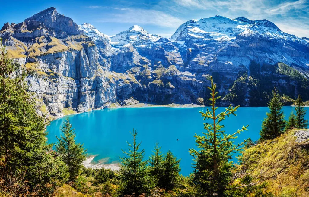 Bergsee mit schneebedeckten Gipfeln in den Schweizer Alpen